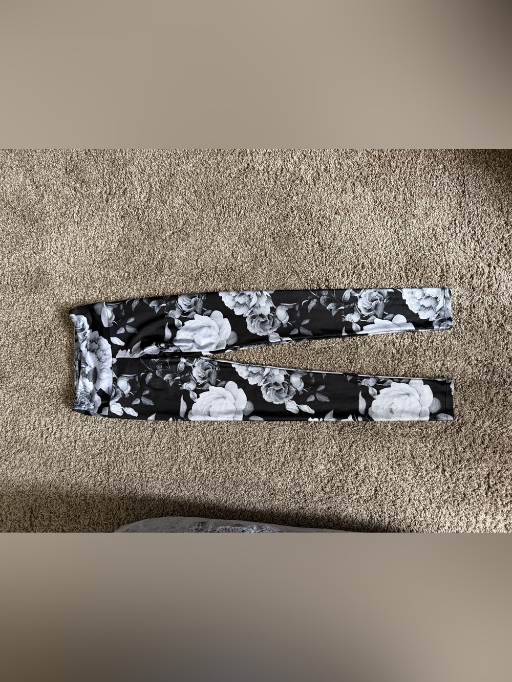 Goldsheep Black and White Rose-Print Leggings